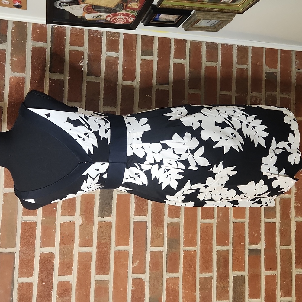 White House Black Market Floral Dress, Size 4 - Picture 4 of 10